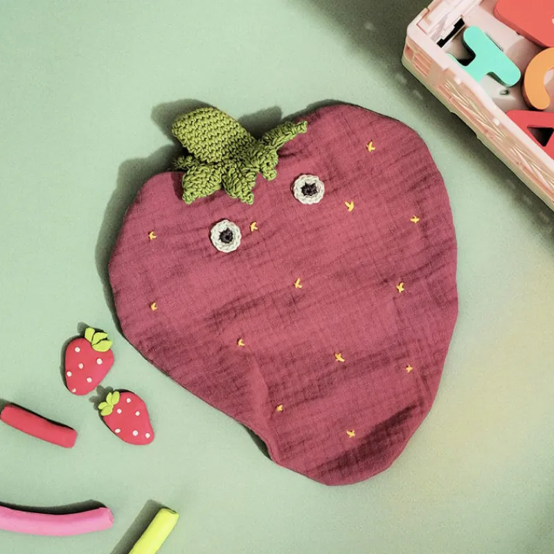 MyuM Doudou "Fraise" en coton bio - - The veggy toys< Poupées, Peluches | Peluches Naissance, Doudous
