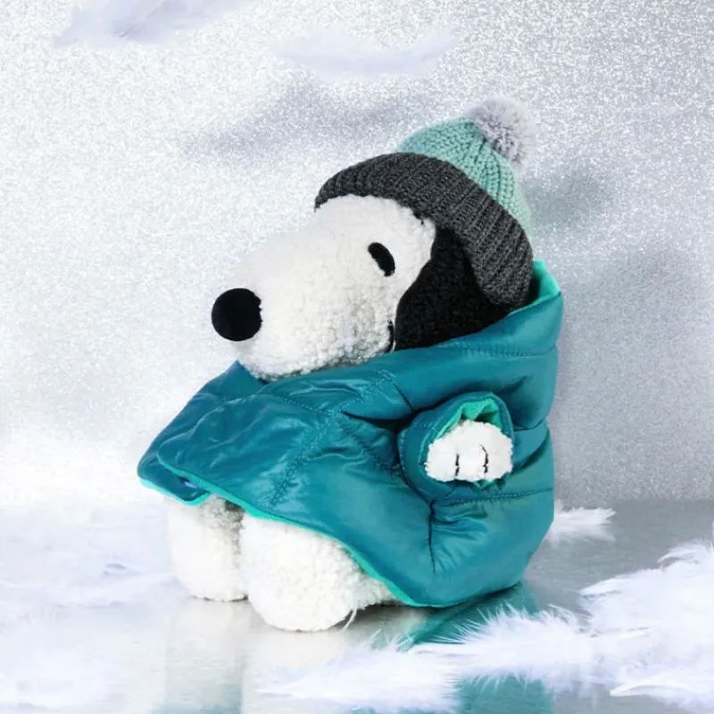 Peluches Miffy & Snoopy Peluche Snoopy assis avec sa doudoune - 17cm< Poupées, Peluches | Peluches Naissance, Doudous