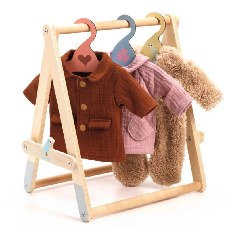 Djeco Portant vêtements & 3 cintres, accessoire pour poupée POMEA de 7861< Poupées, Peluches